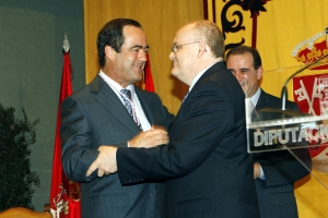 Concesión de la Medalla de Oro de Honor y Gratitud de la Provincia a D. José Bono Martínez, 2004