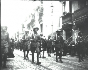 "Desfile". Principios S. XX. Foto Julián Collado. Cristal 9 x 12 cm