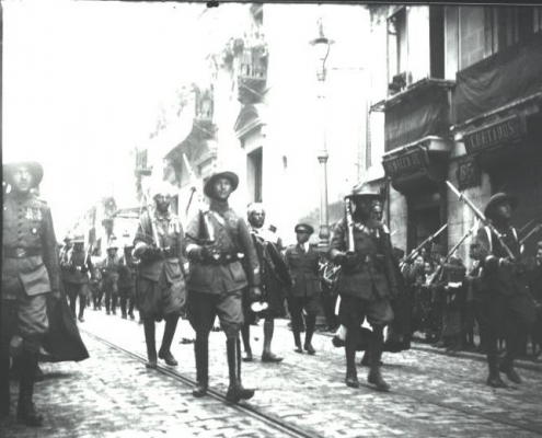 "Desfile". Principios S. XX. Foto Julián Collado. Cristal 9 x 12 cm