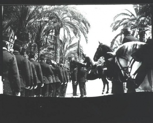 "Desfile". Principios S. XX. Cristal 9 x 12 cm. Foto; Julián Collado