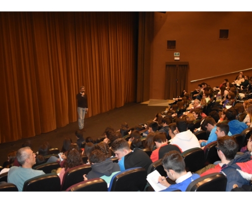 Un millar de j&oacute;venes participan en la representaci&oacute;n teatral con la que la Diputaci&oacute;n Provincial busca prevenir y erradicar comportamientos mac ...