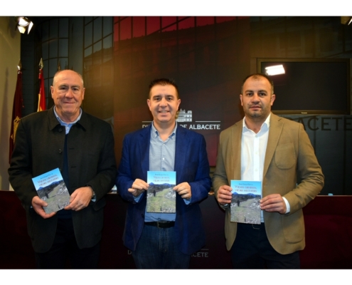 Santi Caba&ntilde;ero presenta el libro viejos caminos, viejas historias
