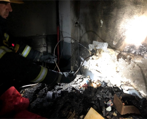 Bomberos del SEPEI en Hell&iacute;n rescatan a tres personas del incendio de su vivienda durante la madrugada de este 25 de diciembre