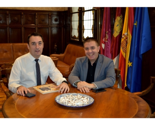Santi Caba&ntilde;ero mantiene una reuni&oacute;n de trabajo con el alcalde de Povedilla, Francisco Vaquerizo
