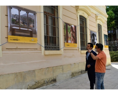 La fachada del Palacio de la Diputaci&oacute;n, primera sede en la provincia de la exposici&oacute;n fotogr&aacute;fica de gran tama&ntilde;o #PHEdesdemibalc&oacute;n