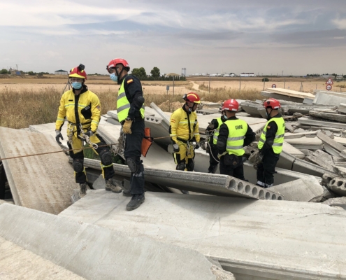 Dos bomberos de Diputación y 4 integrantes de la Unidad Militar de Emergencias aparecen sobre escombros realizando prácticas de rescate