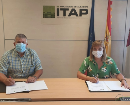 Amparo Torres y Jorge Navarro durante la firma