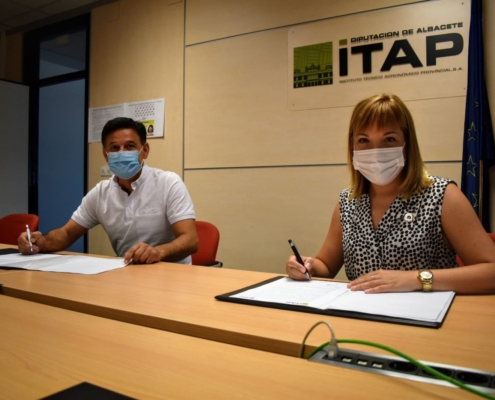 Amparo Torres y Julián Morcillo durante la firma