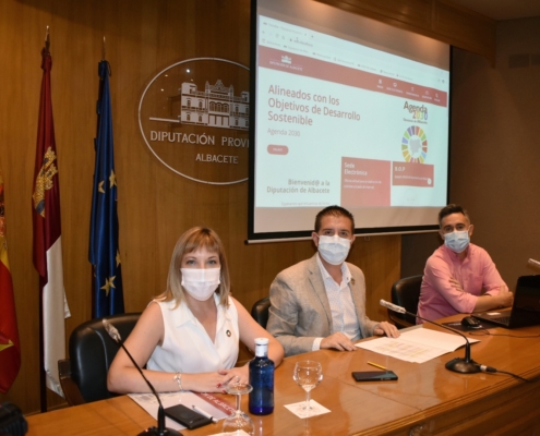 En el Salón de Actos de la Diputación de Albacete, con mascarilla, el presidente (Santi Cabañero), la vicepresidenta (Amparo Torres) y el jefe  ...