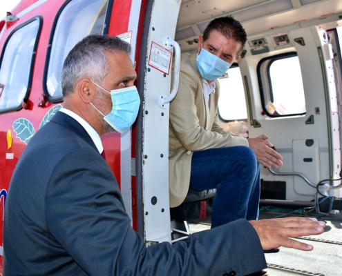 Cabañero, con chaqueta clara y mascarilla, dentro de un helicóptero