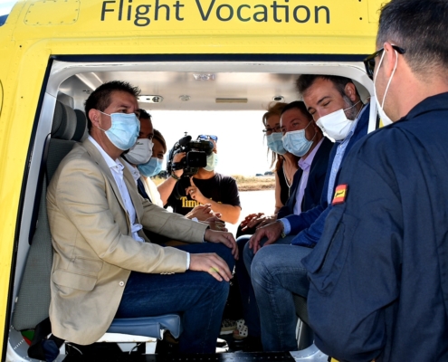 Cabañero junto a otros representantes políticos dentro de un helicóptero, durante el acto de inauguración de las obras de mejora del aeródrom ...