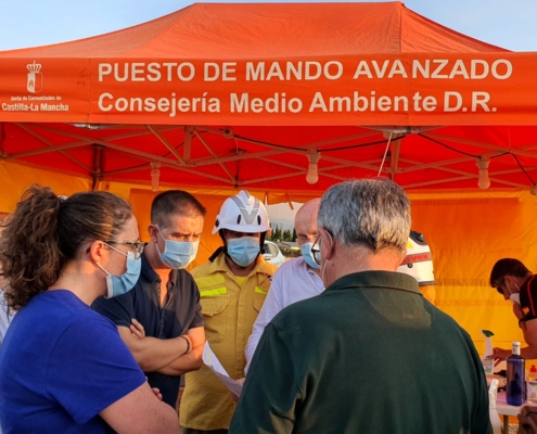 El presidente de la Diputación, Santi Cabañero, junto a responsables municipales de Hellín (entre ellos, el alcalde, Ramón García) sigue la e ...