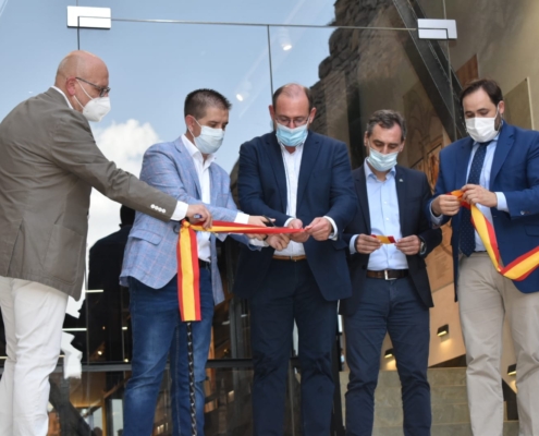 El presidente de la Diputación, Santi Cabañero, cortando la cinta de la inauguración del museo del Castillo de Almansa, junto al alcalde de la  ...