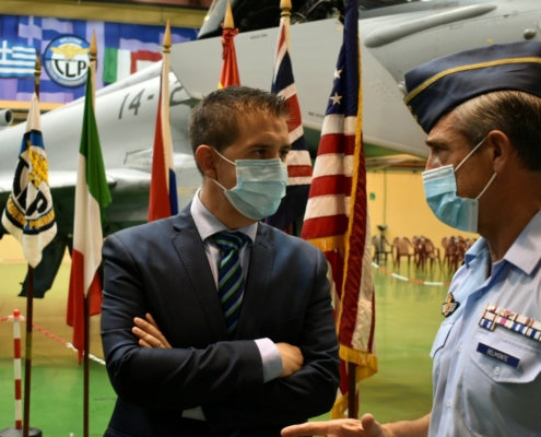 El presidente de la Diputación, Santiago Cabañero, con chaqueta azul marino y corbata de rayas conversa con el recién nombrado coronel jefe al  ...