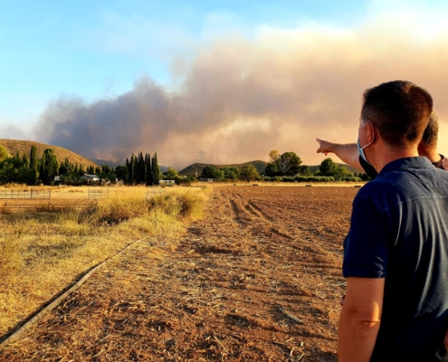 El presidente de la Diputación, Santi Cabañero, supervisa sobre el terreno las labores de extinción del incendio de Agramón