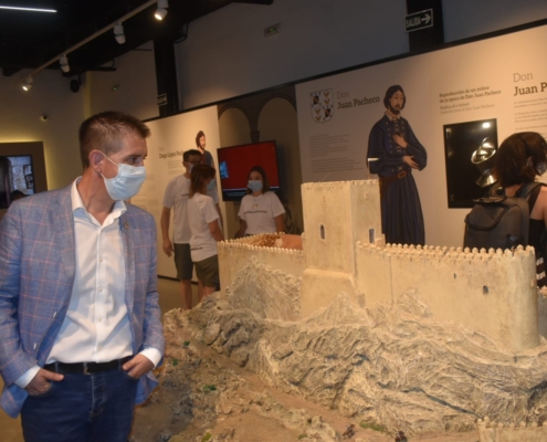 El presidente de la Diputación, Santi Cabañero, contempla una maqueta a escala del Castillo de Almansa en el interior del museo.