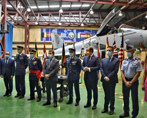 Foto de familia durante el acto oficial de la toma de posesión del nuevo Coronel del TLP