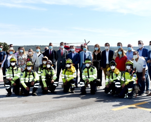 El presidente de la Diputación, Santiago Cabañero, en la foto de familia realizada en la inauguración de las obras de mejora del aeródromo de  ...