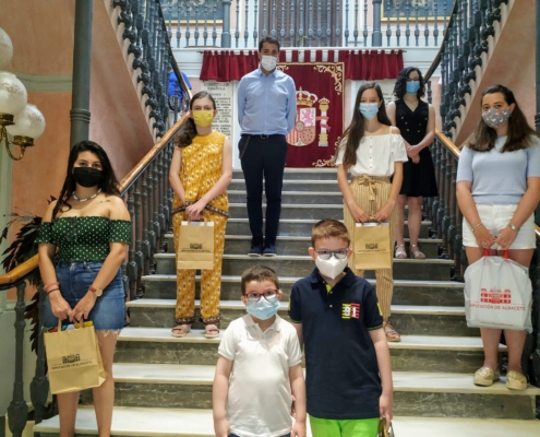 Foto de familia entrega de premios del certamen de relatos Mi verano del 2020