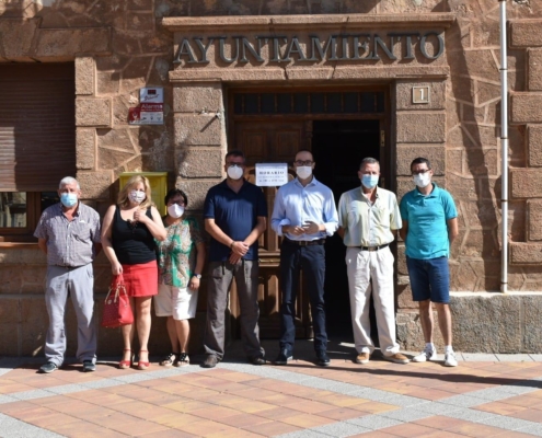 El vicepresidente de la Diputación (Fran Valera) posa con el alcalde de Riópar (Pedro Pablo Pérez) y su equipo a las puertas del Ayuntamiento d ...