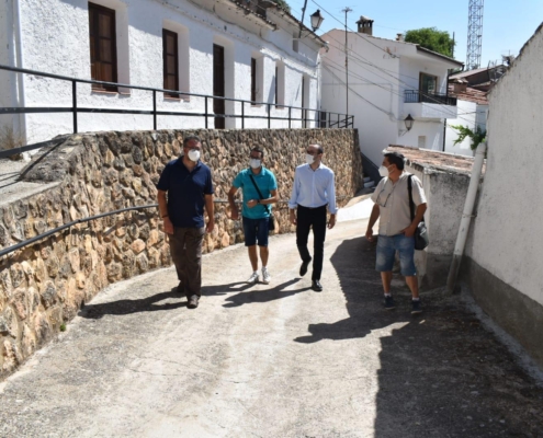 El vicepresidente (Fran Valera) comprueba con el alcalde de Riópar las mejoras en la pedanía Casa de las Nogueras, acometidas mediante Diputación