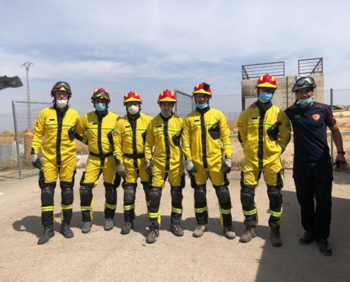 El jefe de bomberos de la Diputación posa con seis participantes del curso de rescate en estructuras colapsadas