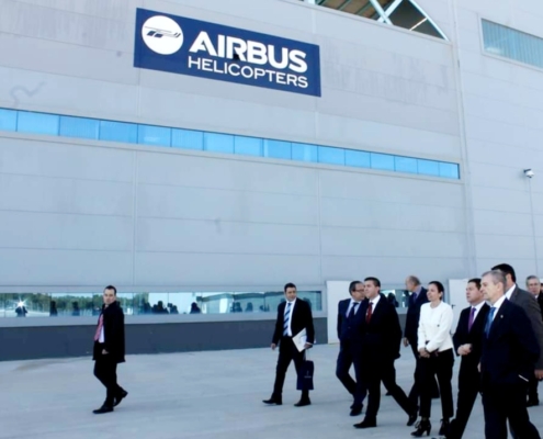 Cabañero camina, junto a otros representantes institucionales, ante la fachada de la factoria albaceteña de la empresa Airbus Helicopters