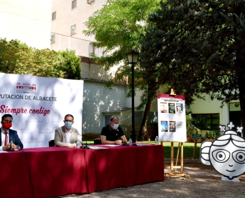 El presidente de la Diputación, el diputado de Cultura y el director de ABYCINE presentan en el jardín del Chalet Fontecha el Cine de Verano de  ...