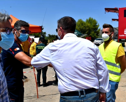 Junto al alcalde de Férez, el presidente de la Diputación saluda con el codo al jefe del Servicio de Bomberos de la Diputación al llegar al Pue ...