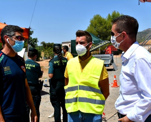 Junto al alcalde de Férez, el presidente de la Diputación conversa con el jefe del Servicio de Bomberos de la Diputación al llegar al Puesto de ...