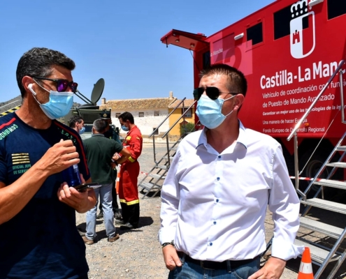 El presidente de la Diputación conversa con el jefe del Servicio de Bomberos de la Diputación en el Puesto de Mando Avanzado del incendio forest ...