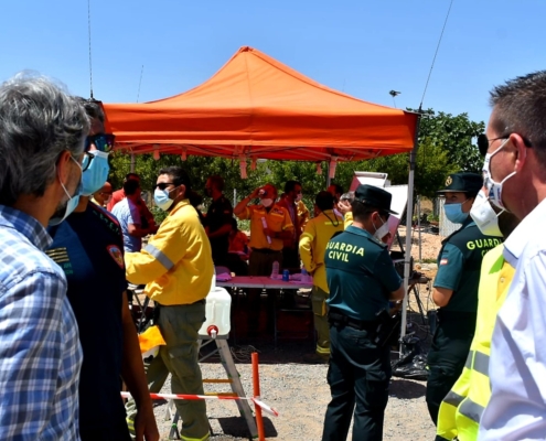 El presidente de la Diputación y el diputado encargado del Servicio de Bomberos en el Puesto de Mando Avanzado siguen los trabajos de extinción  ...