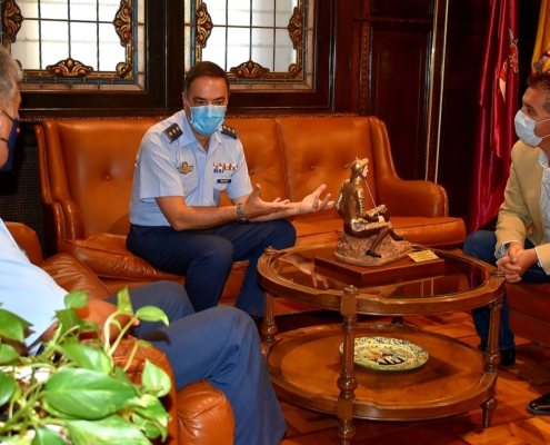 Cabañero recibe a los Coroneles que protagonizarán el próximo Relevo de Mando al frente del TLP en la Base Aérea de Albacete