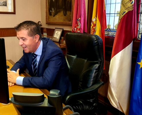 El presidente de la Diputación en su despacho, hablando mediante videoconferencia con los y las asistentes de la Asamblea de la Confederación de ...