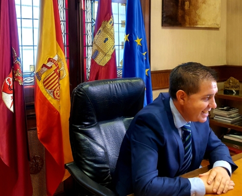 El presidente de la Diputación en su despacho, hablando mediante videoconferencia con los y las asistentes de la Asamblea de la Confederación de ...