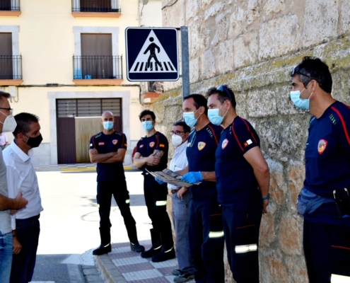 Presidente Diputación saluda bomberos que están realizando desinfecciones este jueves