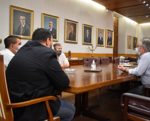 2 El presidente (Santi Cabañero) y el vicepresidente de lo Social y Cultural (Juanra Amores)de la Diputación, reunidos con integrantes de la ACA ...