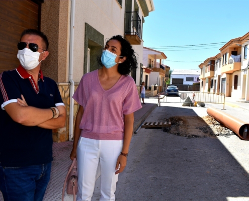 3 El presidente de la Diputación y la alcaldesa de Higueruela supervisan las obras de mejora calles que la institución provincial está acometie ...