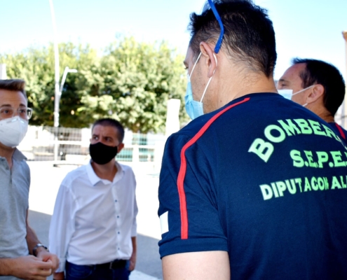 Presidente de Diputación y alcalde de Cenizate conversan con bomberos que acuden a desinfectar espacios públicos