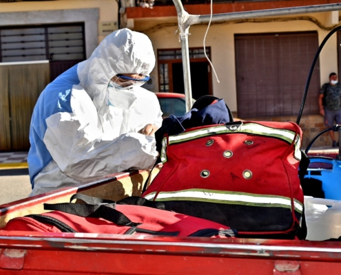 Bombero SEPEI Diputación ataviado con mono protector prepara material para desinfectar zonas públicas