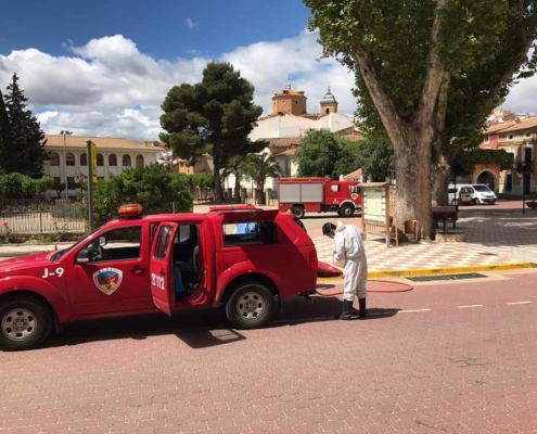 Un bombero del Servicio de Extinción de Incendios de la Diputación realiza laboraes de desinfecciones en espacios púbicos en un pueblo de Albacete