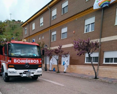 Dos bomberos del Servicio de Extinción de Incendios de la Diputación realiza laboraes de desinfecciones en espacios púbicos en un pueblo de Alb ...