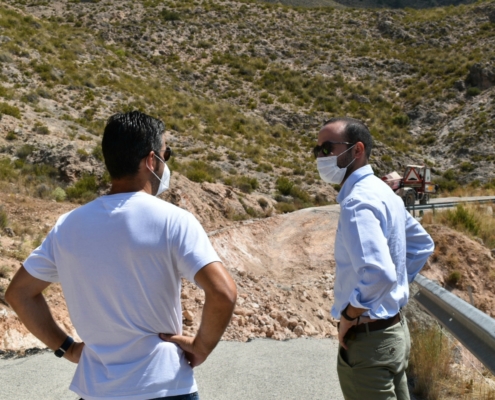 El vicepresidente de la Diputación, Fran Valera, junto al alcalde Liétor, Antonio García, está supervisando las obras en la carretera AB- 412, ...