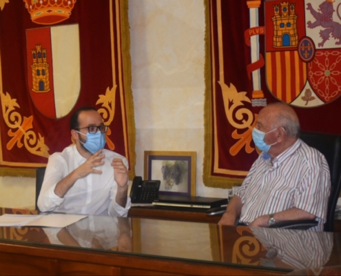 El vicepresidente de la Diputación, Fran Valera, conversa con el alcalde de Montealegre de Castillo, Sinforiano Montes en el Salón de Plenos del ...