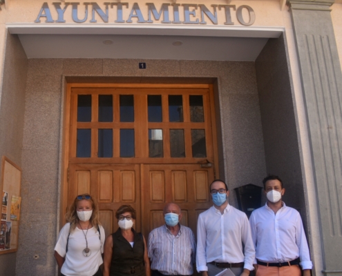 El vicepresidente de la Diputación, Fran Valera, posa en la puerta del Ayuntamiento de Montealegre del Castillo junto al alcalde, Sinforiano Mont ...