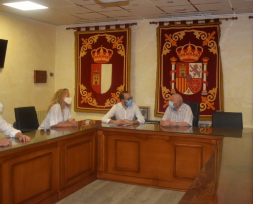 El vicepresidente de la Diputación, Fran Valera, conversa en el Salón de Plenos del Ayuntamiento de Montealegre del Castillo con responsables de ...