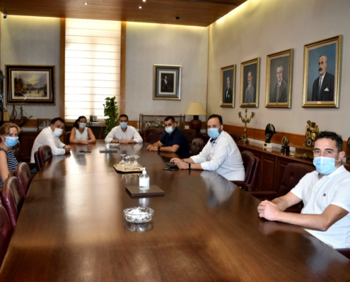 En la Sala de Gobierno de la Diputación de Albacete, el presidente y la diputada de Turismo aparecen reunidos con el Comité Ejecutivo de la Asoc ...
