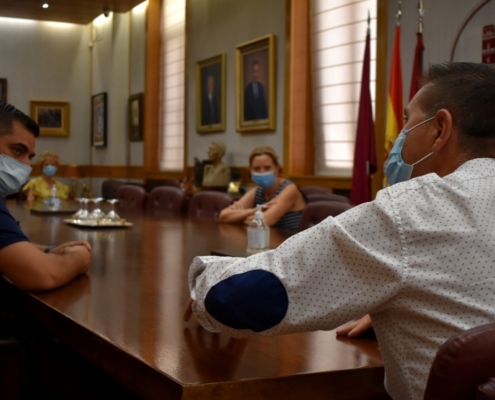 En la Sala de Gobierno de la Diputación de Albacete, el presidente y la diputada de Turismo aparecen reunidos con el Comité Ejecutivo de la Asoc ...