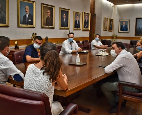 En la Sala de Gobierno de la Diputación de Albacete, el presidente y la diputada de Turismo aparecen reunidos con el Comité Ejecutivo de la Asoc ...