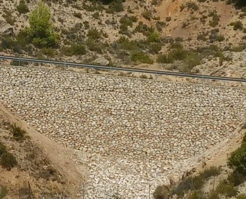 Imagen del muro de piedras reconstruido